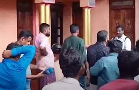 നിഖില്‍ തോമസിനെ കായംകുളത്തെ വീട്ടില്‍ തെളിവെടുപ്പിനായി എത്തിച്ചപ്പോള്‍