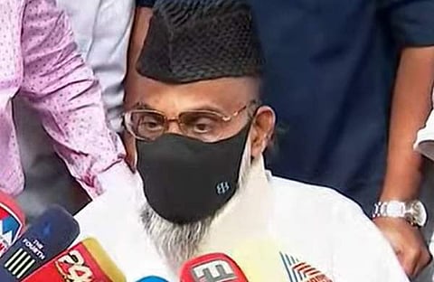 കേരളത്തിലേക്ക് പുറപ്പെടും മുന്‍പ് മദനി മാധ്യമങ്ങളെ കാണുന്നു/ ടെലിവിഷന്‍ ചിത്രം