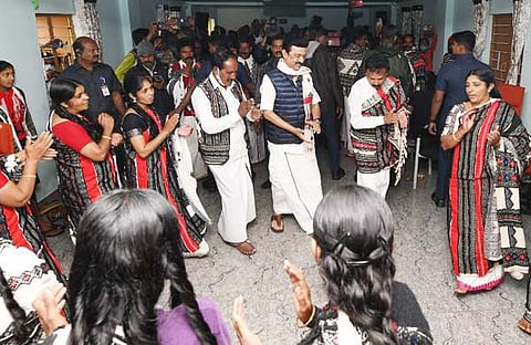 ഗോത്ര വിഭാഗങ്ങള്‍ക്കൊപ്പം നൃത്ത ചുവടുവെയ്ക്കുന്ന മുഖ്യമന്ത്രി എം കെ സ്റ്റാലിന്‍, ഫയൽ/ എക്‌സ്പ്രസ്