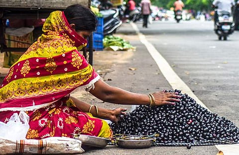 റോഡരികില്‍ കച്ചവടം നടത്തുന്ന സ്ത്രീ, ഫയല്‍/ എക്‌സ്പ്രസ്
