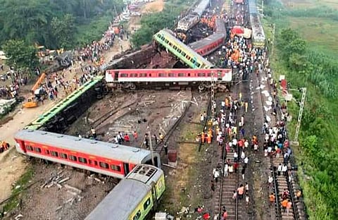 ഒഡിഷയിലെ ബാലസോറില്‍ അപകടത്തില്‍ പെട്ട തീവണ്ടികളുടെ കോച്ചുകള്‍/പിടിഐ