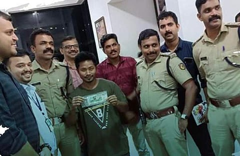 ലോട്ടറി അടിച്ച ബിർഷു റാബ പൊലീസിനൊപ്പം/ ഫെയ്‌സ്‌ബുക്ക്