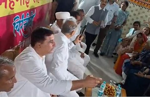രാജസ്ഥാന്‍ മുഖ്യമന്ത്രി മൈക്ക് വലിച്ചെറിയുന്ന ദൃശ്യം