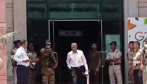 തിപിടിത്തത്തെ തുടര്‍ന്ന് മന്ത്രാലയത്തില്‍ നിന്ന് പുറത്തേക്കിറങ്ങുന്ന ഉദ്യോഗസ്ഥര്‍