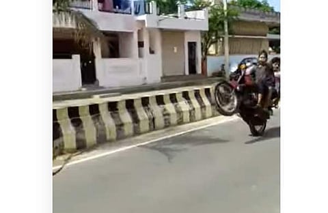 ബൈക്കില്‍ യുവാക്കളുടെ അഭ്യാസപ്രകടനം