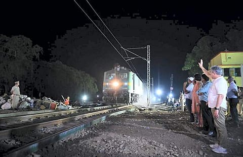 ട്രെയിന്‍ പോകുന്നത് വീക്ഷിച്ച് മന്ത്രി അശ്വിനി വൈഷ്ണവ് / പിടിഐ