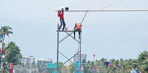 എഐ ക്യാമറ സ്ഥാപിക്കുന്ന തൊഴിലാളികള്‍/ഫയല്‍