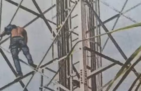 മൊബൈല്‍ ടവറിന് മുകളില്‍ കയറി യുവാവ് ആത്മഹത്യാഭീഷണി മുഴക്കുന്ന ദൃശ്യം, സ്‌ക്രീന്‍ഷോട്ട്