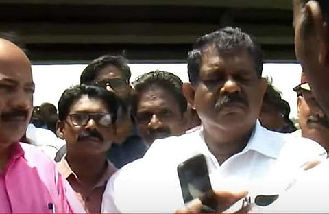 മുതലപ്പൊഴിയിലെത്തിയ മന്ത്രിമാരെ നാട്ടുകാര്‍ തടയുന്നു/ ടെലിവിഷന്‍ ചിത്രം