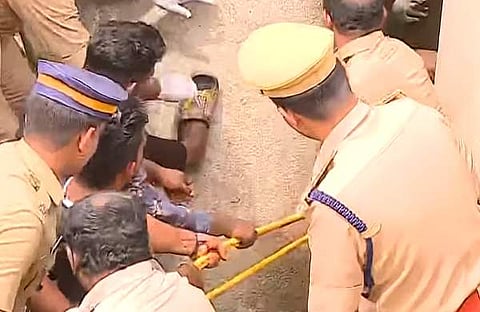 പുലിമുട്ടിനിടയില്‍ കുടുങ്ങിയ മൃതദേഹം പുറത്തെടുക്കാനുള്ള ശ്രമം, സ്‌ക്രീന്‍ഷോട്ട്‌