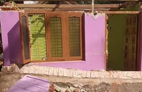 തകര്‍ന്നുവീണ വീട്‌