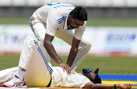 ക്യാച്ചെടുത്ത മുഹമ്മദ് സിറാജുമായി ആഹ്ലാദം പങ്കിടുന്ന അശ്വിന്‍, എപി