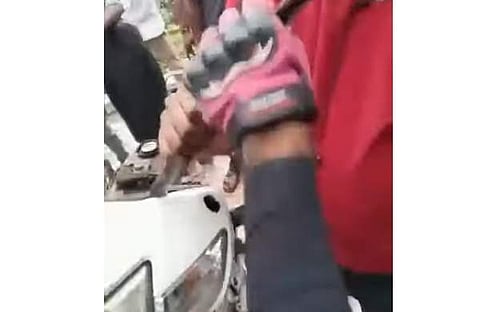 സ്‌കൂട്ടറിന്റെ ഹെഡ്‌ലൈറ്റില്‍ നിന്ന് പാമ്പിനെ പിടികൂടുന്ന ദൃശ്യം