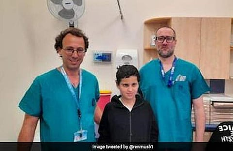 ശസ്ത്രക്രിയ നടത്തിയ ഡോക്ടര്‍മാര്‍ക്കൊപ്പം കുട്ടി/ ട്വിറ്റര്‍