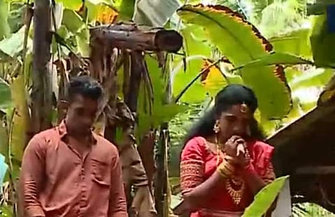 അച്ഛന്റെ അനുഗ്രഹത്തിനായി തൊഴുത് പ്രാര്‍ഥിക്കുന്ന ശ്രീലക്ഷ്മിയുടെ ദൃശ്യം, സ്‌ക്രീന്‍ഷോട്ട്‌