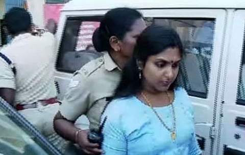 രാഖിയെ അറസ്റ്റ് ചെയ്യുന്നു/വീഡിയോ സ്‌ക്രീന്‍ഷോട്ട്