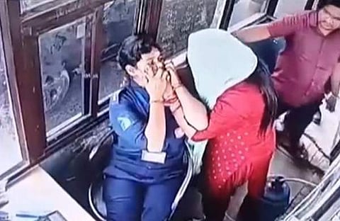 ടോള്‍ പ്ലാസ ജീവനക്കാരിയെ മര്‍ദ്ദിക്കുന്ന ദൃശ്യം, പിടിഐ