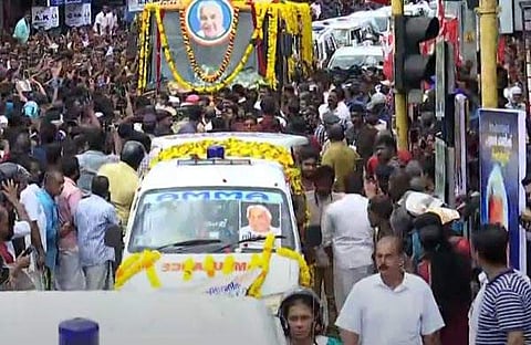 ഉമ്മന്‍ചാണ്ടിയുടെ മൃതദേഹവുമായുള്ള വിലാപയാത്ര