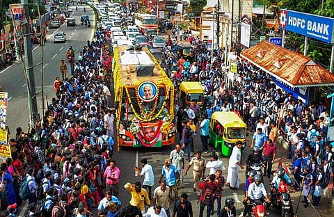 ഉമ്മന്‍ചാണ്ടിയുടെ മൃതദേഹവുമായുള്ള വിലാപയാത്ര/ പിടിഐ