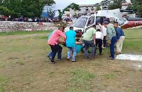 പരിക്കേറ്റവരെ ഹെലികോപ്റ്ററില്‍ ആശുപത്രിയിലെത്തിക്കുന്നു