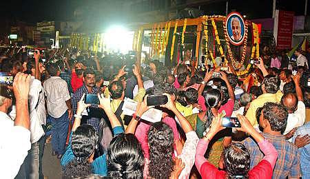 ഉമ്മന്‍ചാണ്ടിയുടെ വിലാപയാത്ര/ എക്‌സ്പ്രസ്‌