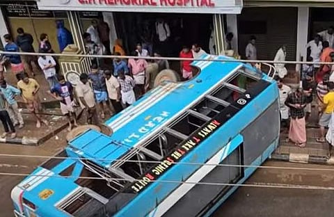 അപകടത്തില്‍പ്പെട്ട ബസ്/ ടിവി ദൃശ്യം