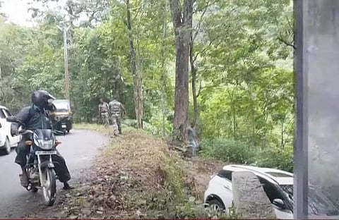 കാര്‍ നാലടി താഴ്ചയിലേക്ക് വീണ നിലയില്‍, സ്‌ക്രീന്‍ഷോട്ട്‌