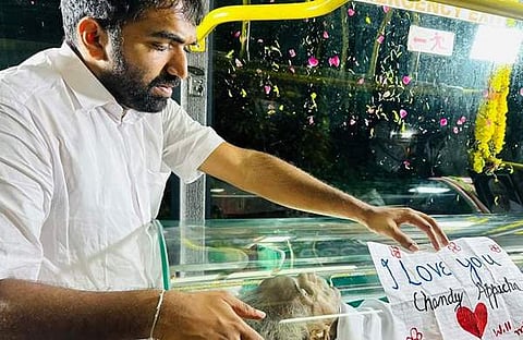 ഉമ്മന്‍ ചാണ്ടിയുടെ മൃതദേഹത്തിന് അരികില്‍ ചാണ്ടി ഉമ്മന്‍/ഫെയ്‌സ്ബുക്ക്
