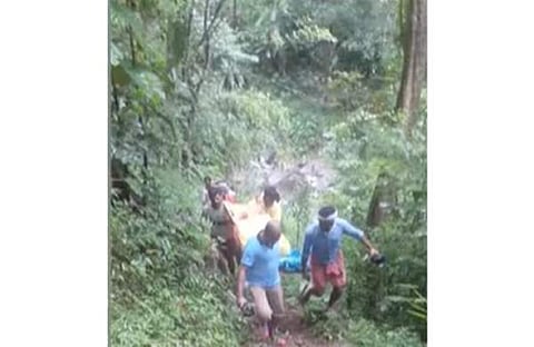 പൊള്ളലേറ്റ യുവതിയെ സ്ട്രച്ചറില്‍ ചുമന്ന് കൊണ്ടുപോകുന്ന ദൃശ്യം