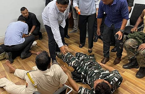 കല്ലേറില്‍ പരിക്കേറ്റ സുരക്ഷാ ഉദ്യോഗസ്ഥര്‍ക്ക് അരികില്‍ മുഖ്യമന്ത്രി/ട്വിറ്റര്‍