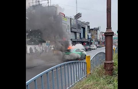 നടുറോഡില്‍ വച്ച് ബിഎംഡബ്ല്യൂ കാറിന് തീപിടിച്ചപ്പോള്‍, സ്‌ക്രീന്‍ഷോട്ട്‌