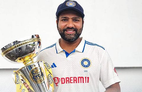 ഇന്ത്യന്‍ ക്യാപ്റ്റന്‍ രോഹിത് കിരീടവുമായി, image credit: bcci