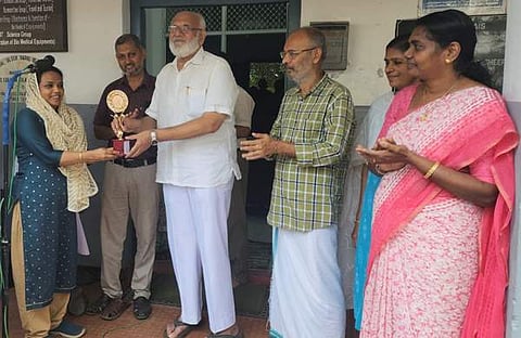 ഭക്ഷണം തൊണ്ടയില്‍ കുടുങ്ങിയ വിദ്യാര്‍ഥിനിയെ രക്ഷിച്ച അധ്യാപിക കെ എം ഷാരോണിനെ ആദരിക്കുന്ന ചടങ്ങ്, ഫോട്ടോ/ എക്‌സ്പ്രസ്‌