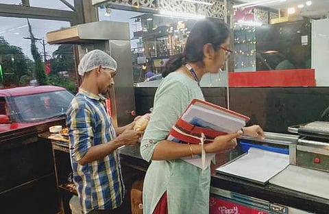 ഭക്ഷ്യ സുരക്ഷാ വകുപ്പിന്റെ പരിശോധന, മന്ത്രി വീണാ ജോര്‍ജ് ഫെയ്‌സ്ബുക്കില്‍ പങ്കുവെച്ച ചിത്രം