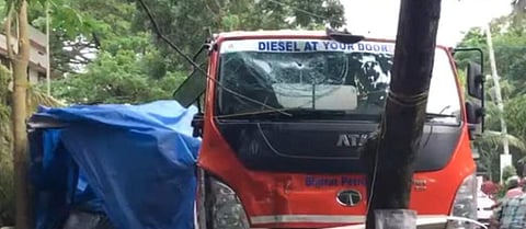 ചായക്കടയിലേക്ക് ഇടിച്ച് കയറിയ ടാങ്കര്‍ ലോറി