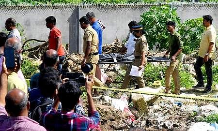 കുട്ടിയുടെ മൃതദേഹം ആശുപത്രിയിലേക്ക് മാറ്റുന്നു/ടിപി സൂരജ്: എക്‌സ്പ്രസ്‌