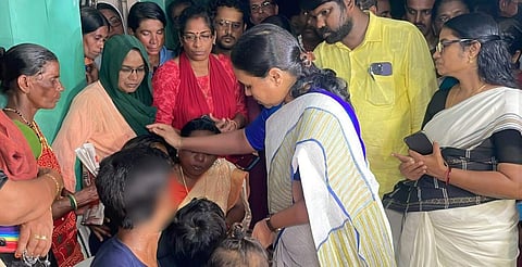 മന്ത്രി കുട്ടിയുടെ കുടുംബാംഗങ്ങളെ സന്ദര്‍ശിക്കുന്നു/ ഫെയ്‌സ്ബുക്ക്