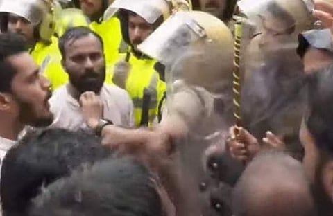 കോണ്‍ഗ്രസുകാരുടെ പ്രതിഷേധം പൊലീസ് തടഞ്ഞപ്പോള്‍