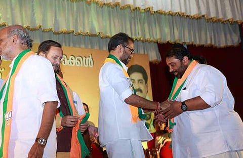 സുജിത് സുന്ദറിനെ സ്വീകരിക്കുന്ന ബിജെപി അധ്യക്ഷന്‍ കെ സുരേന്ദ്രന്‍
