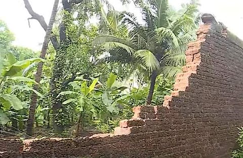 തകര്‍ന്ന മതിലിന്റെ ടെലിവിഷന്‍ ദൃശ്യം