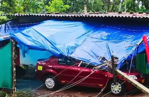 ഇലക്ട്രിക് പോസ്റ്റ് ഒടിഞ്ഞുവീണ് കാര്‍ തകര്‍ന്ന നിലയില്‍, സ്‌ക്രീന്‍ഷോട്ട്‌