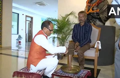 മുഖ്യമന്ത്രി ശിവരാജ് സിങ് ചൗഹാന്‍ യുവാവിന്റെ കാല്‍ കഴുകുന്ന ദൃശ്യം, എഎന്‍ഐ