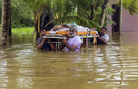 തിരുവല്ലയില്‍ വയോധികനെ ആശുപത്രിയിലെത്തിക്കുന്നു/ പിടിഐ