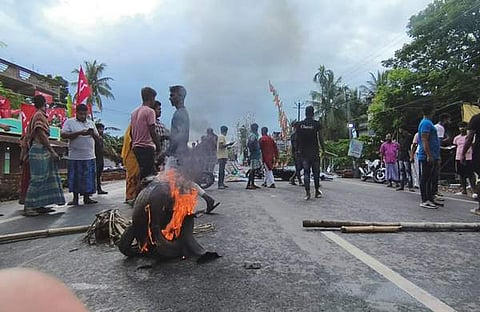 പഞ്ചായത്ത് തെരഞ്ഞടുപ്പിനിടെ സ്വതന്ത്രസ്ഥാനാര്‍ഥിയെ കൊലപ്പെടുത്തിയതില്‍ പ്രതിഷേധിച്ച് റോഡ് ഉപരോധിക്കുന്നു/ പിടിഐ