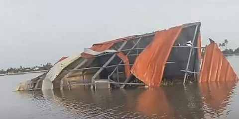 മടവീഴ്‌ചയിൽ വീട് ഒലിച്ചുപോയി/ ടെലിവിഷൻ സ്ക്രീൻഷോട്ട്