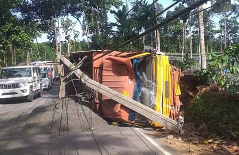 നിയന്ത്രണം വിട്ട് ലോറി മറിഞ്ഞ നിലയില്‍