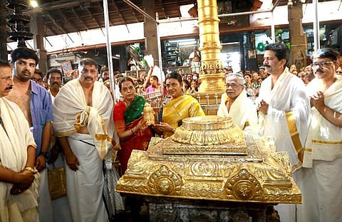 ഗുരുവായൂരപ്പന് ദുര്‍ഗ്ഗാ സ്റ്റാലിന്‍ സ്വര്‍ണ കിരീടം സമര്‍പ്പിച്ചപ്പോള്‍