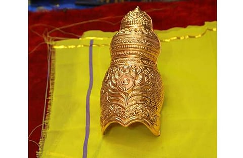 ഗുരുവായൂര്‍ ക്ഷേത്രത്തില്‍ സമര്‍പ്പിച്ച സ്വര്‍ണ കിരീടത്തിന്റെ ദൃശ്യം