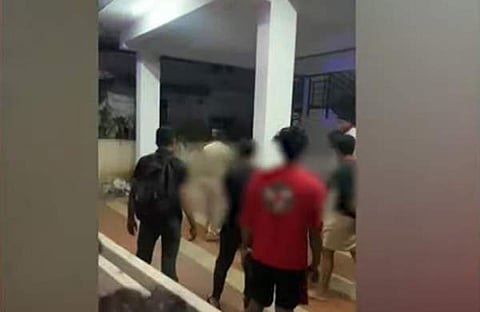 യുവതിയുടെ മൃതദേഹം പൊലീസ് മാറ്റുന്നു/ ടെലിവിഷന്‍ ദൃശ്യം