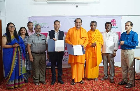 ആയുഷ് കോഴ്‌സുകള്‍ ആരംഭിക്കുന്നതിനായി ധാരണാപത്രം കൈമാറുന്ന ദൃശ്യം